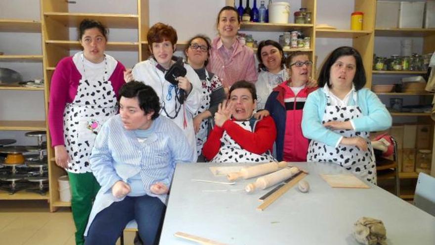 Por la izquierda, Maica Rodríguez, Noelia Valdés, Raquel Fernández, Lucía Blanco, Belén Rodríguez, Ana María Álvarez, María José González, Ana Belén Rodríguez y Sara García, en el Centro de Apoyo a la Integración de Candás.