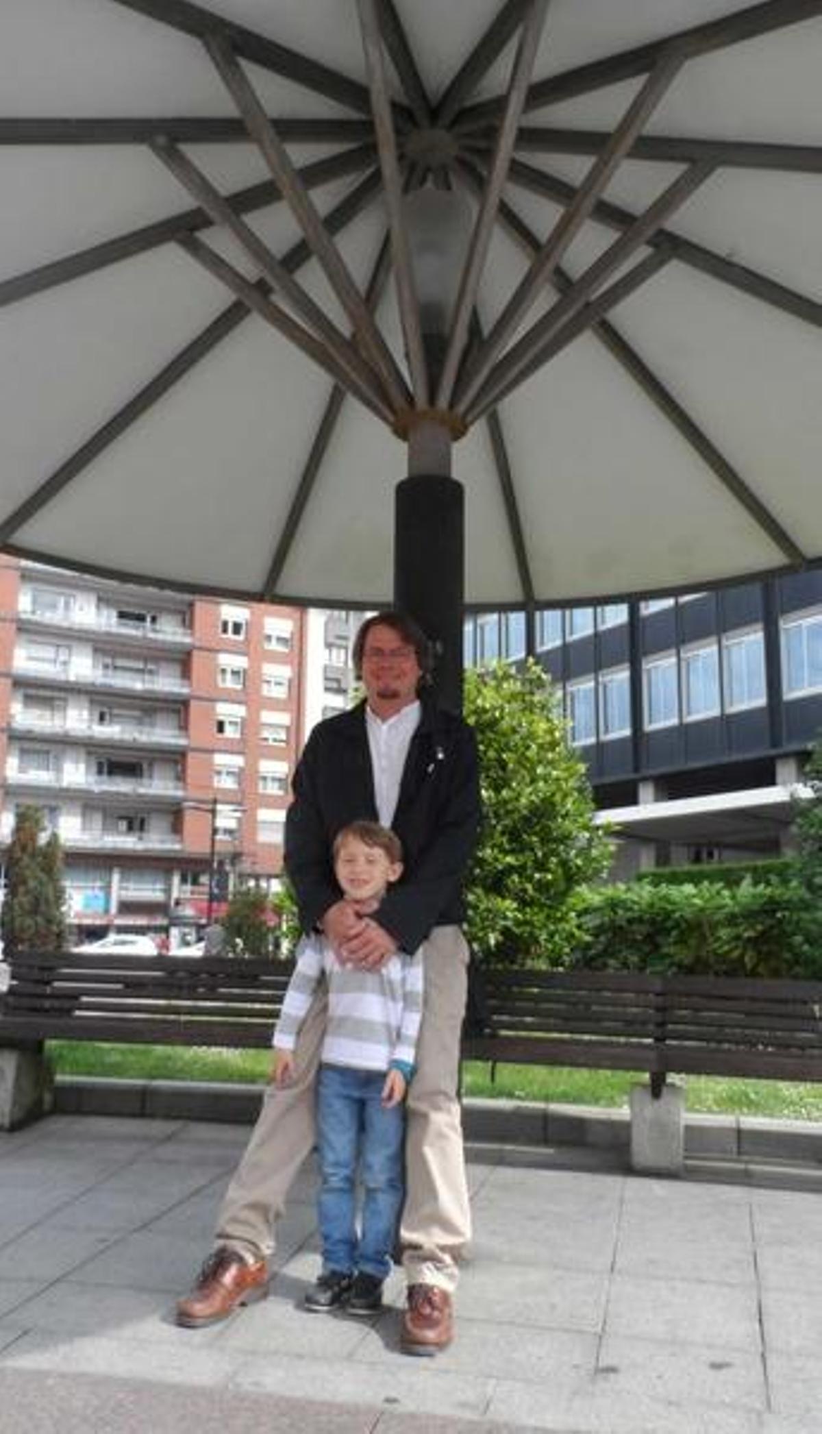 David Moen, con uno de sus hijos, en la plaza de la Gesta, en Oviedo.