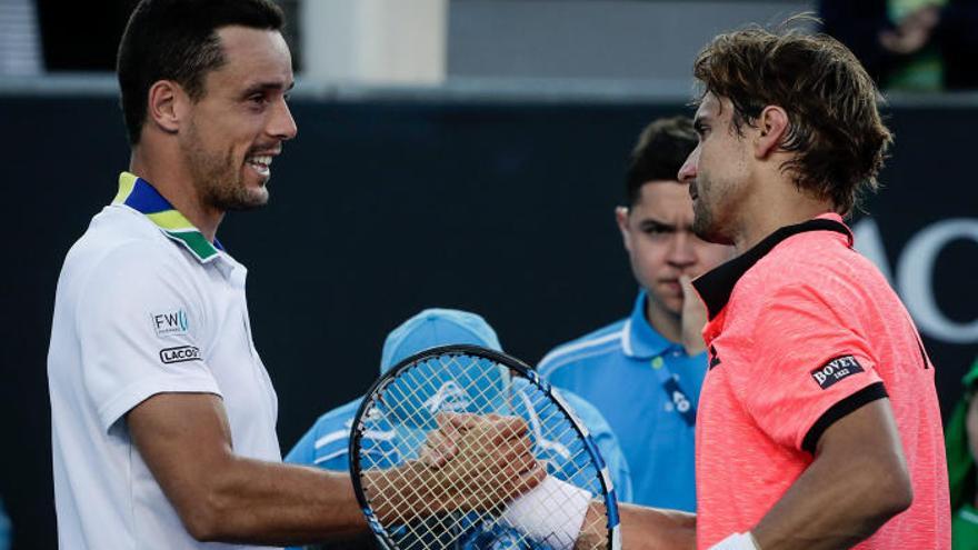 Bautista y Ferrer se saludan tras el partido de Australia.