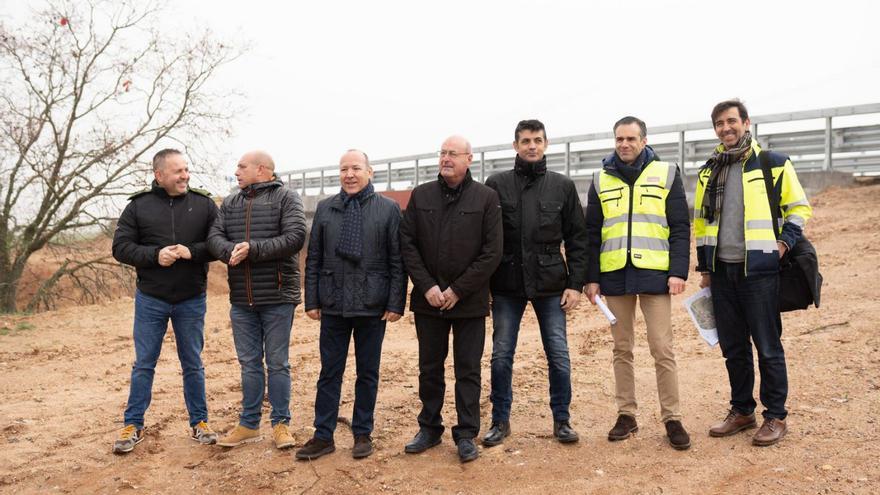 José María Barrios, en el centro, junto a alcaldes de la zona y los ingenieros de la obra. | Emilio Fraile