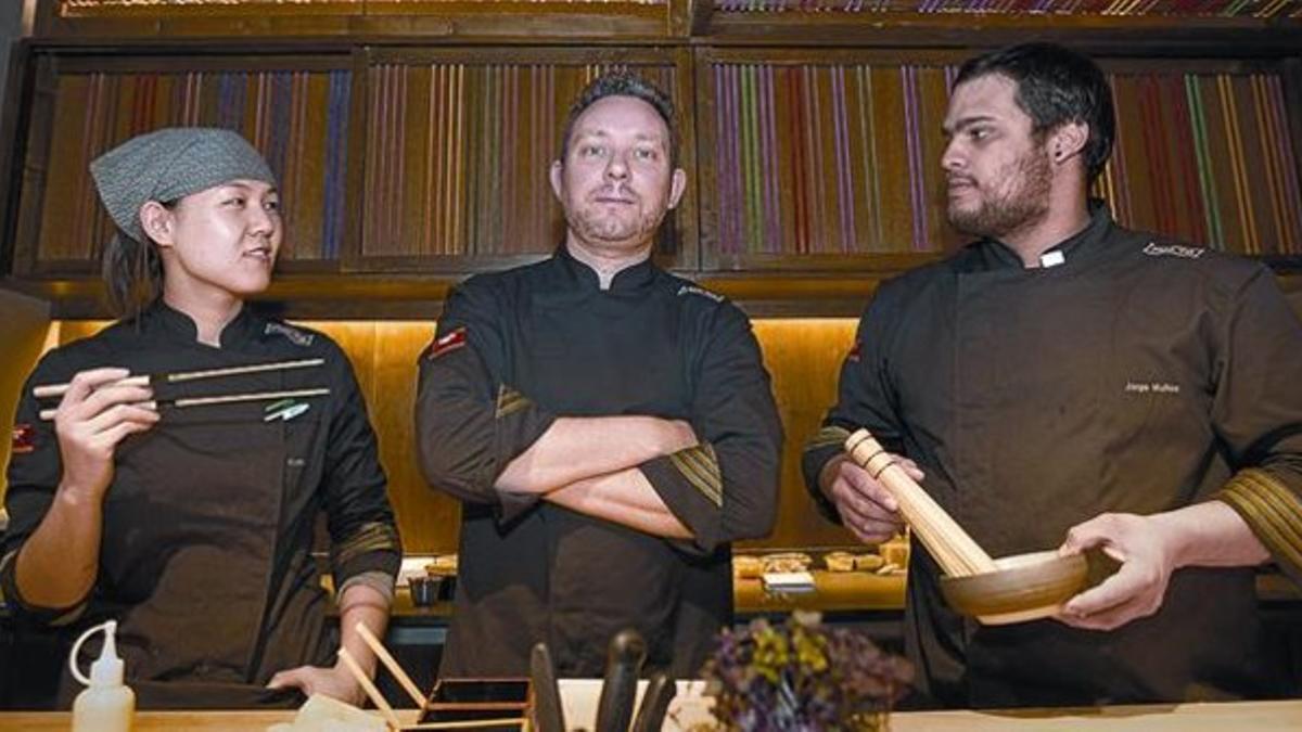 Albert Adrià, entre los cocineros Kyoko Li y Jorge Muñoz, ayer en el Pakta, donde sirve cocina japoperuana.