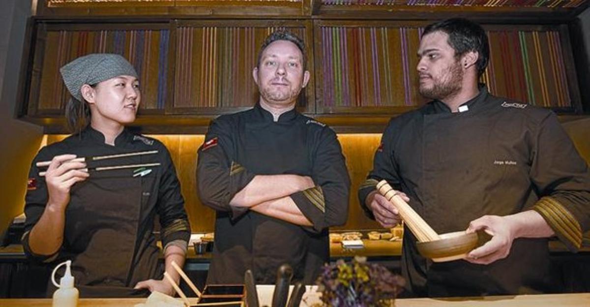 Albert Adrià, entre los cocineros Kyoko Li y Jorge Muñoz, ayer en el Pakta, donde sirve cocina japoperuana. Albert Adrià, entre los cocineros Kyoko Li y Jorge Muñoz, ayer en el Pakta, donde sirve cocina japoperuana.