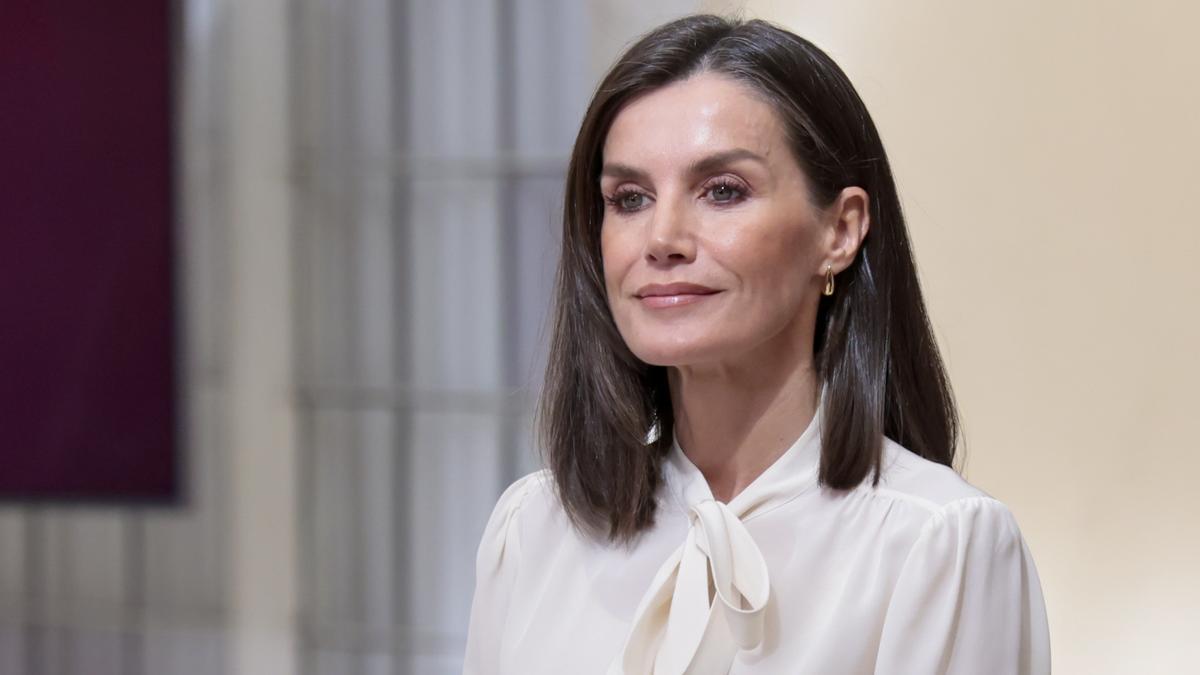 El enésimo look de la reina Letizia con la blusa más deseada de su armario (esta vez con pantalones de cuero y pendientes tendencia)