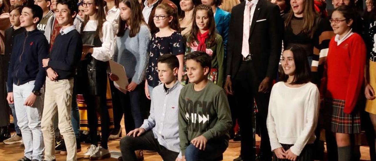 Foto de familia de los galardonados en los premios educativos &quot;Eleuterio Quintanilla&quot;. De pie, cuarto por la derecha, Abusaidu Issifu, con traje y corbata, tras recoger su galardón.