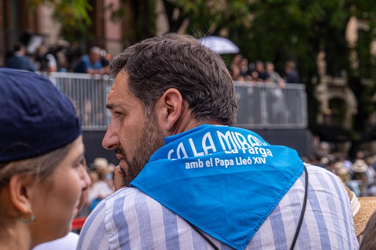 Fieles esperan en la catedral de Barcelona la llegada del papa León XIV