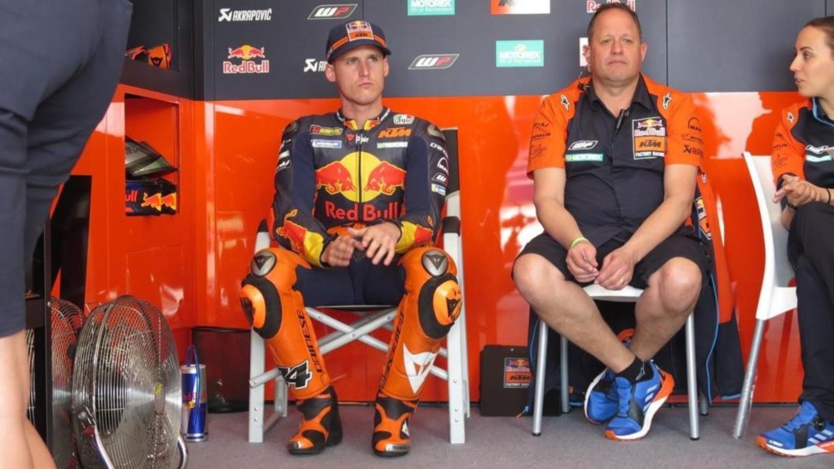 Pol Espargaró, sentado en el boxe de KTM, antes del primer entrenamiento de ayer, en Mugello.