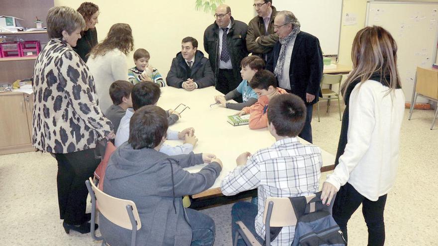 El conselleiro con el delegado de la Xunta en Vigo, alumnos y equipo del CEE de Panxón, ayer. // FdV