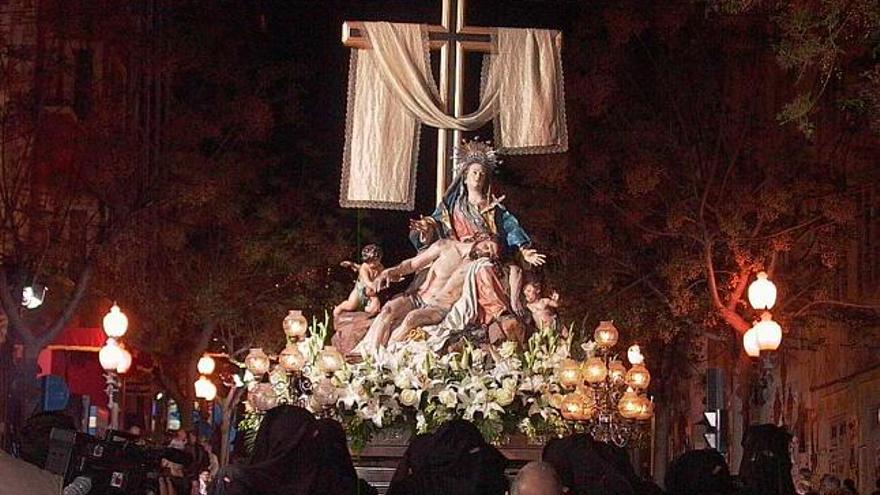 El grupo escultórico de la Virgen de las Angustias durante una procesión.