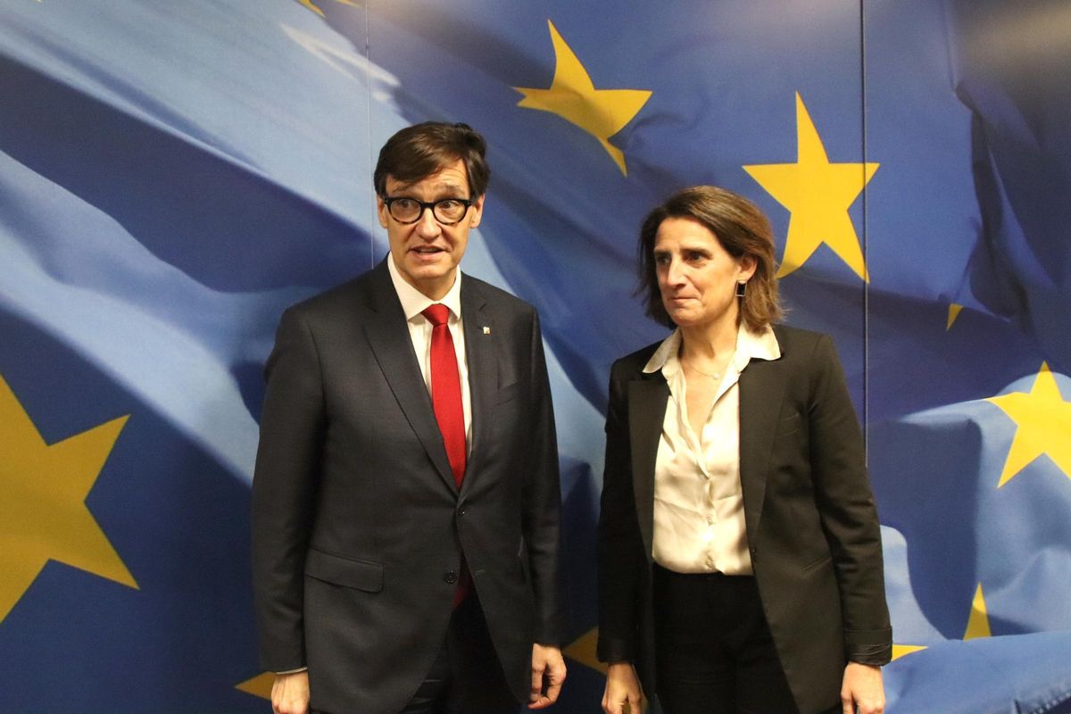 El president Illa con la vicepresidenta de la Comisión Europea Teresa Ribera el pasado mes de febrero en Bruselas