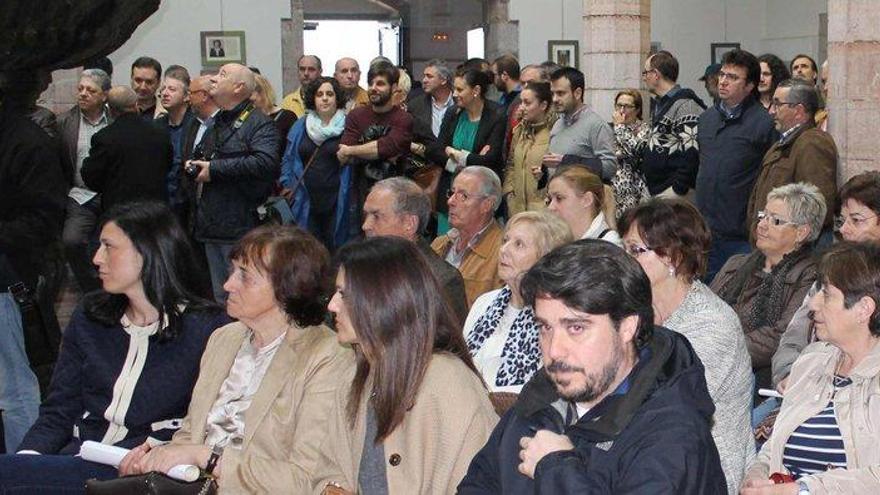 En primer término, familiares de Raúl Álvarez, junto a numeroso público.