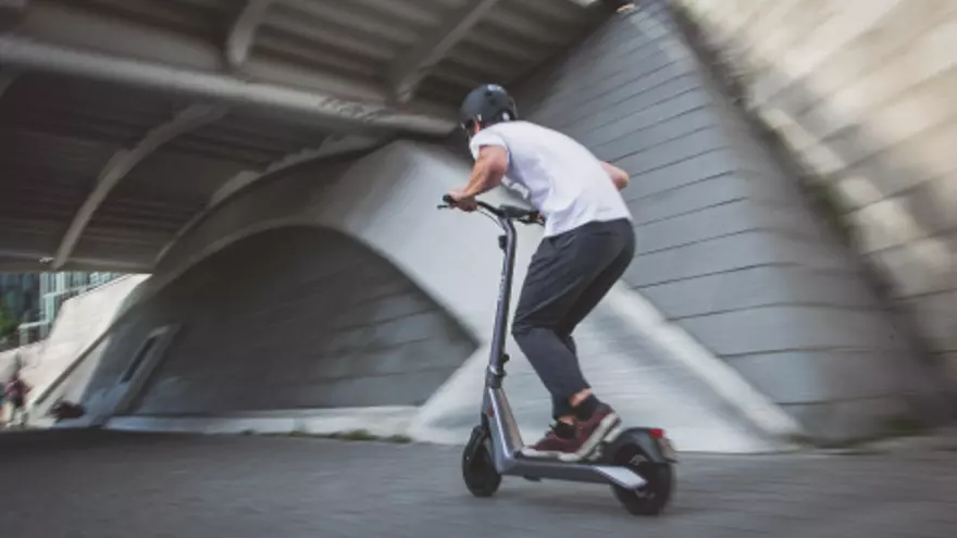 Multas de 200 € a los conductores de patinetes por una acción muy común