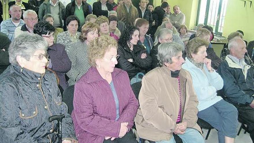 Asistentes a la reunión de la plataforma de afectados por el polígono de Bobes.