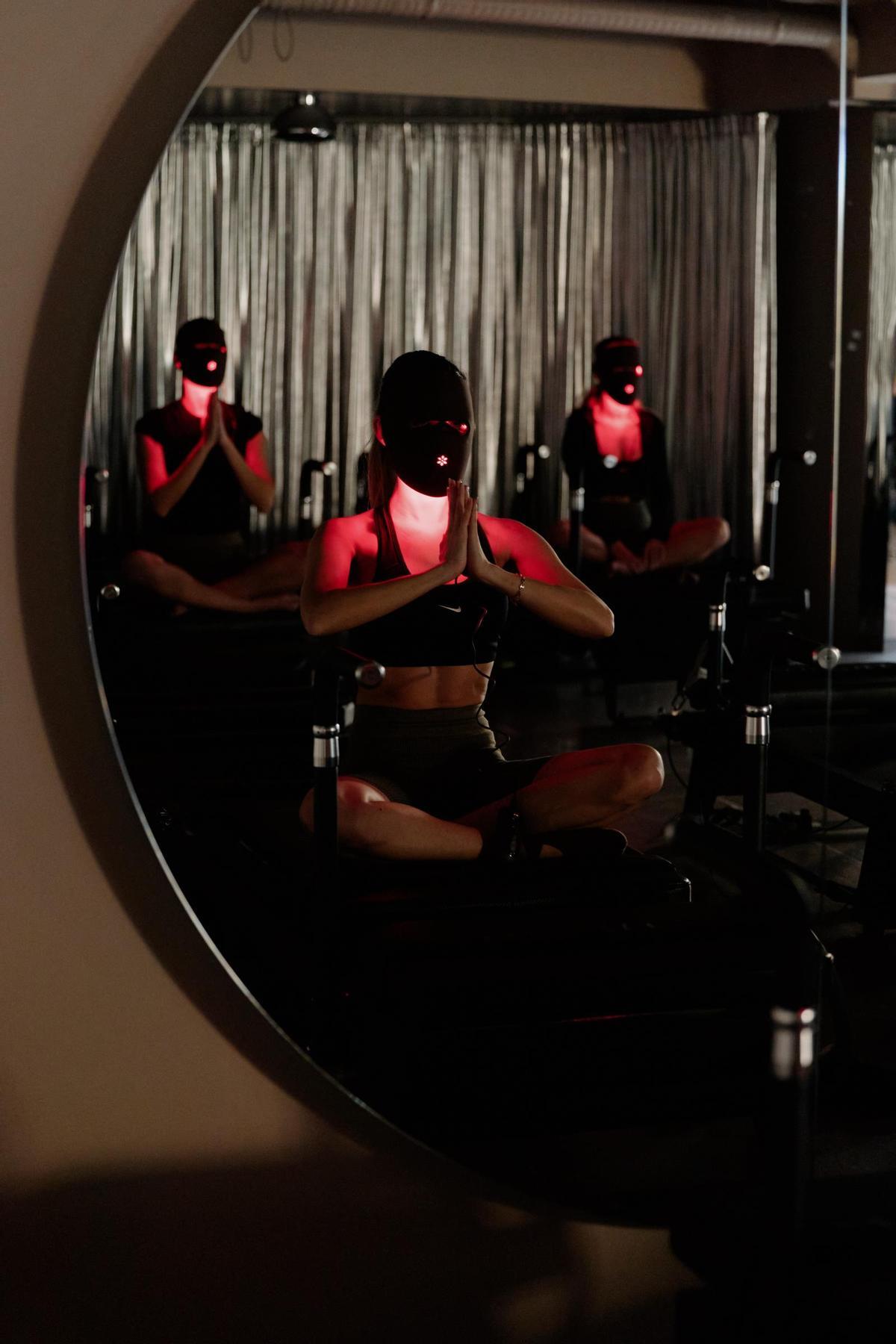 Meditación con 'glow mask' en la última fiesta secreta de ClandestineMood en Iron Studios, ayer.