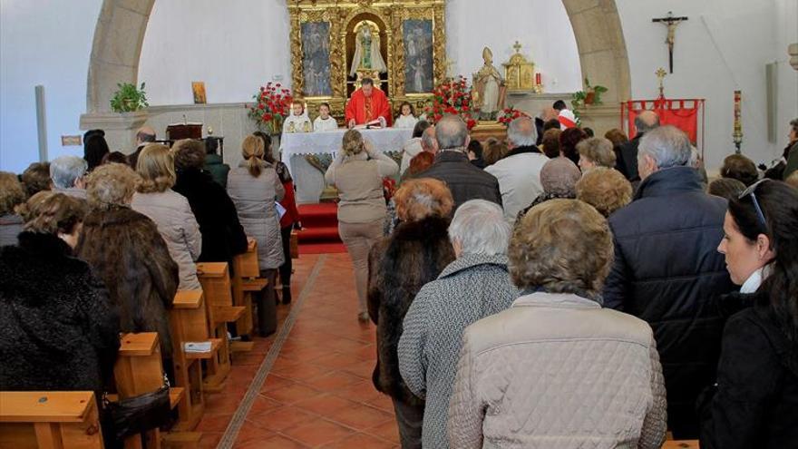 los CACEREÑOS desbordan la ermita en la eucaristía de san blas