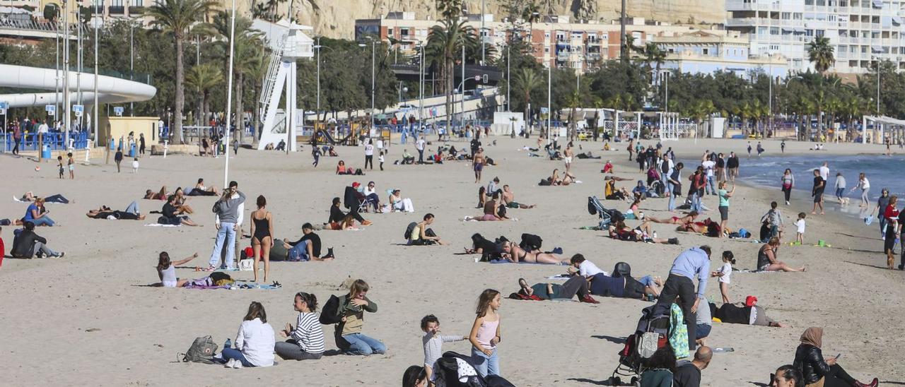 La playa del Postiguet de Alicante este martes a mediodía, cuando los termómetros marcaban veinte grados. | HÉCTOR FUENTES