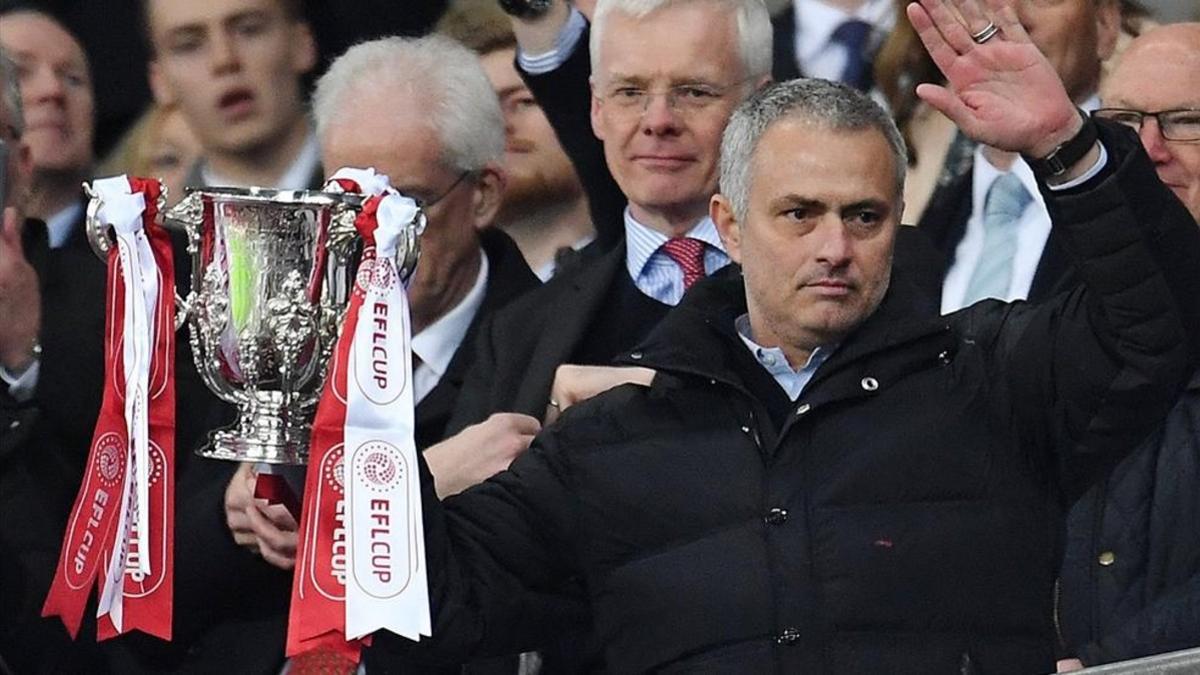 A Mourinho se le vio muy preocupado al recoger el trofeo