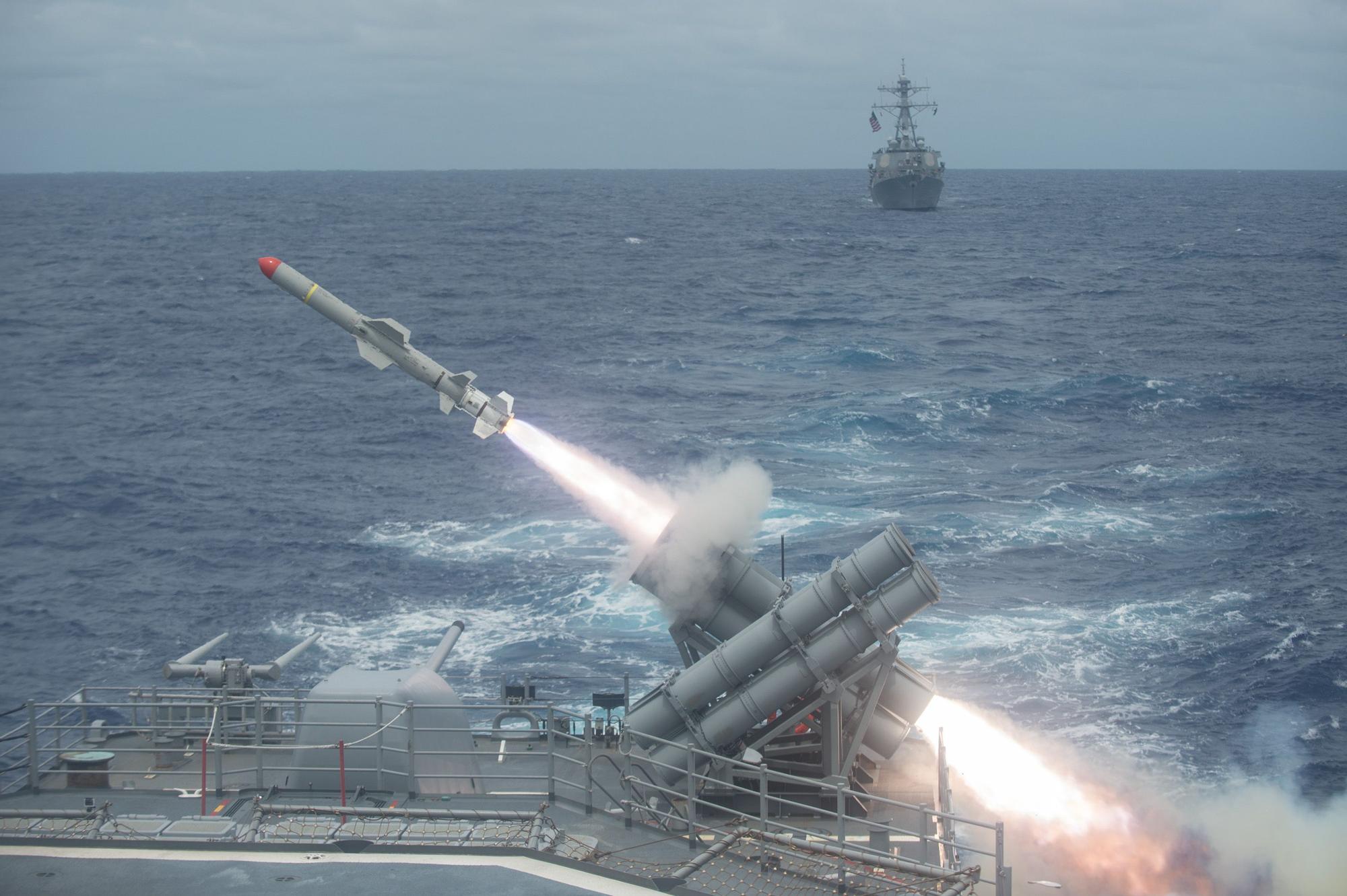 Un misil Harpoon, isparado desde el buque estadounidense USS Shiloh durante un ejercicio militar