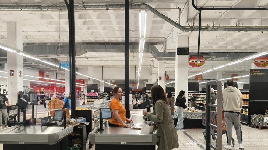 Fiebre de compras por los saldos en el Economy Cash de Xàtiva antes de ser anexionado por la cadena Hiperber