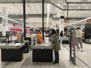 Fiebre de compras por los saldos en el Economy Cash de Xàtiva antes de ser anexionado por la cadena Hiperber