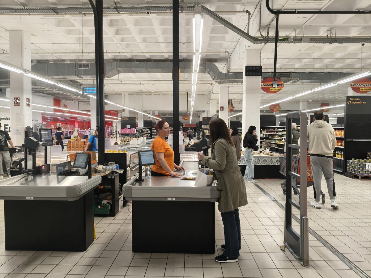 Clientes comprando en el Economy Cash del centro comercial Plaza Mayor de Xàtiva, en una imagen captada ayer.