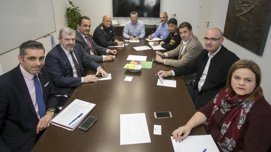 Representantes de los supermercados en la reunión con el concejal de Seguridad y el jefe de la Policía Local