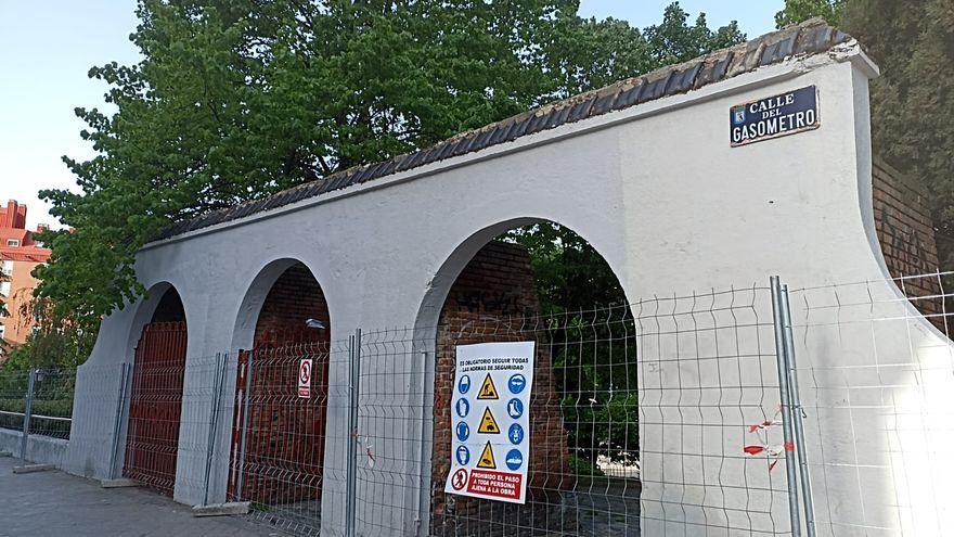 Arcos de entrada a la antigua Fábrica de Gas de Madrid y que ahora dan acceso a un parque público.