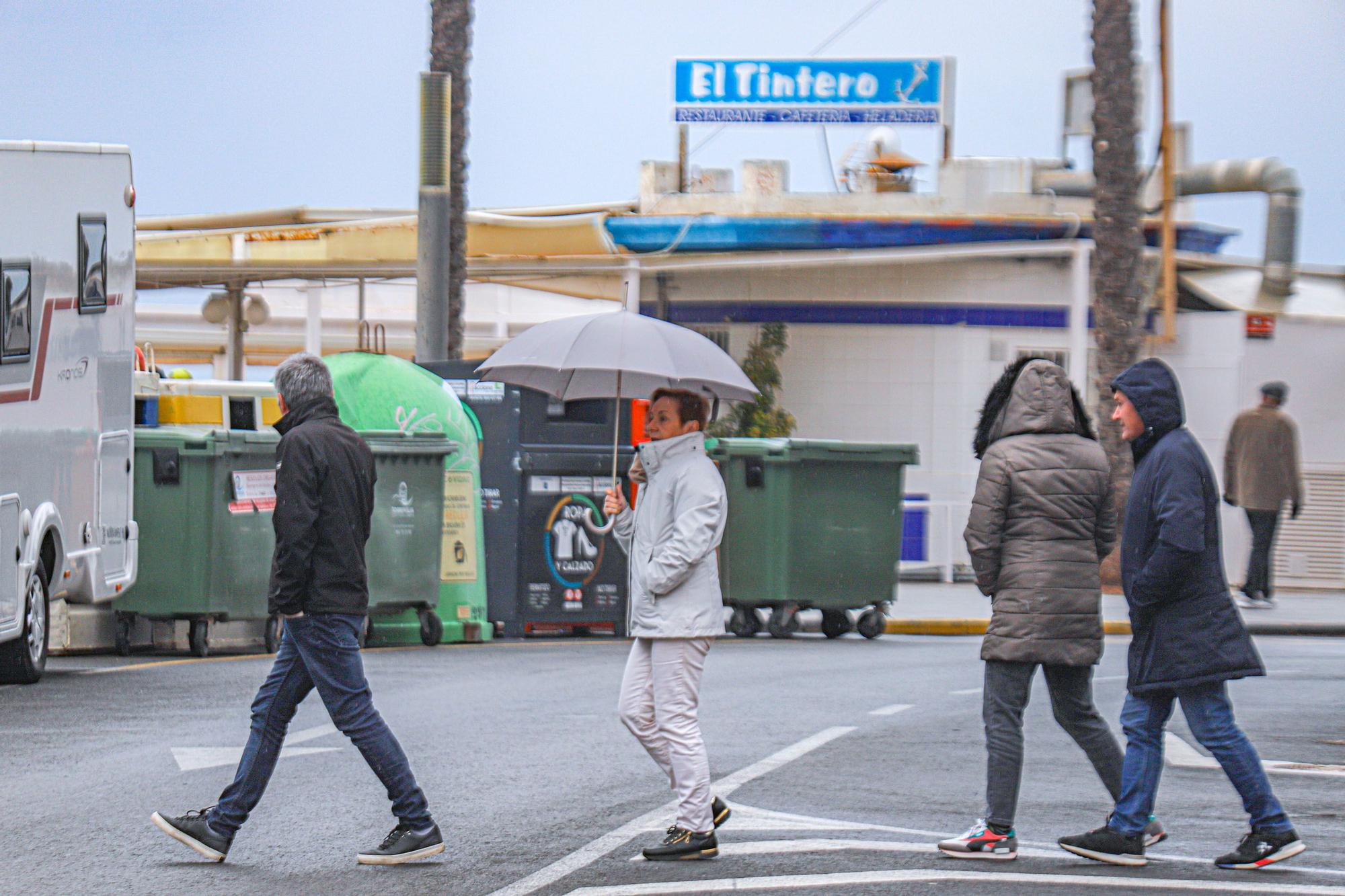 Día de frío y lluvia en Torrevieja