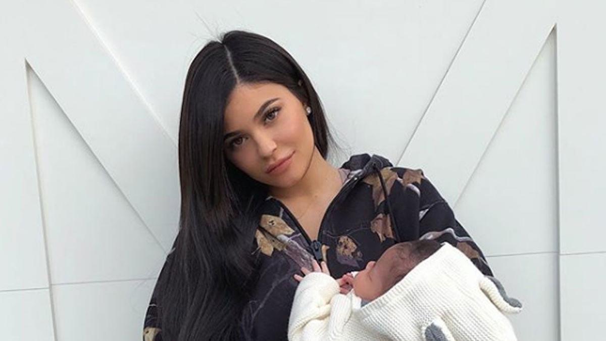 Kylie Jenner posa con Stormi el día de su primer cumplimes