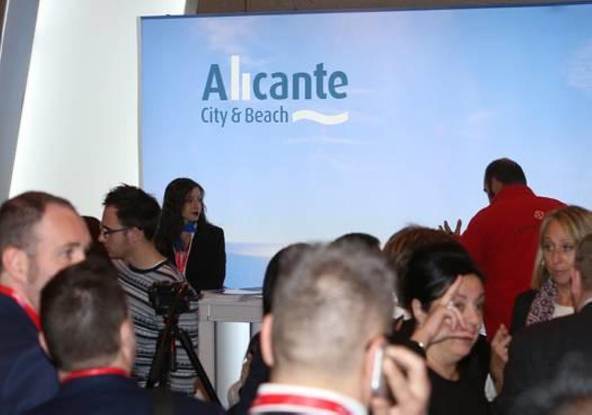 Alicante y Benidorm llevan a Fitur el mismo eslogan y un diseño casi igual