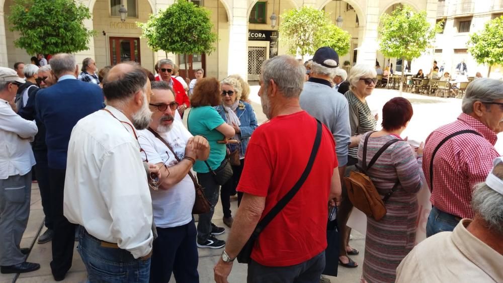 Un momento de la concentración de pensionistas en la plaza del Ayuntamiento