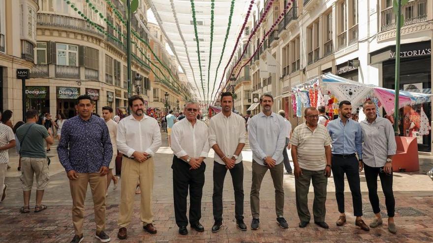 Foto de familia de los representantes del Málaga CF en la Feria de Día.