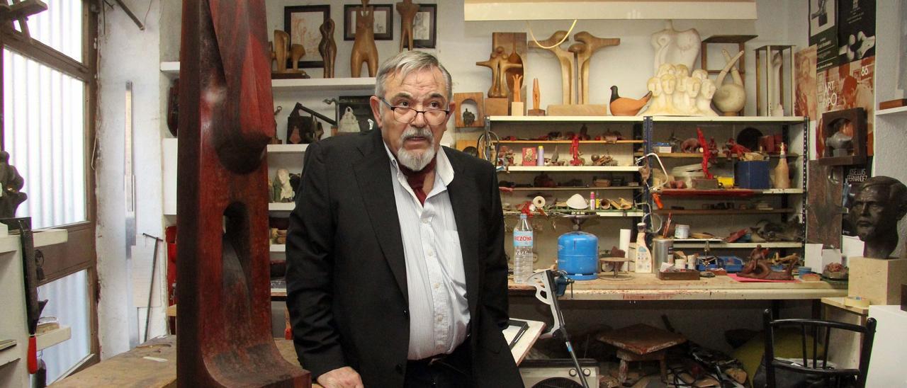 El escultor asturiano José Luis Fernández en su taller de Vallecas.