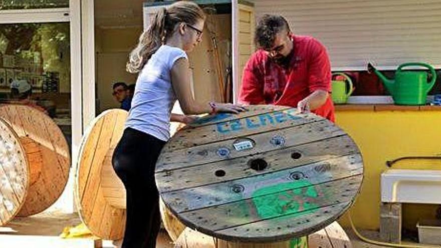 Dos alumnes col·loquen una bobina buida al centre de la Fundació Àuria a Masquefa