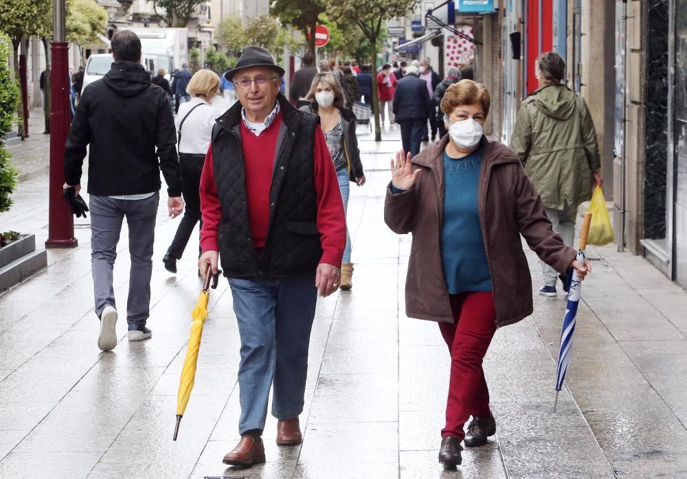 Los mayores de 70 y las personas dependientes de Vigo aprovecharon este sábado el primer día para salir a la calle durante la desescalada de medidas del coronavirus.