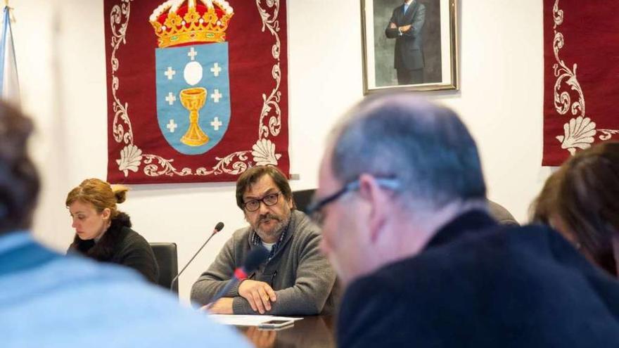 El alcalde, al fondo, observa a su excompañero de filas y portavoz del PSOE durante el pleno celebrado ayer.