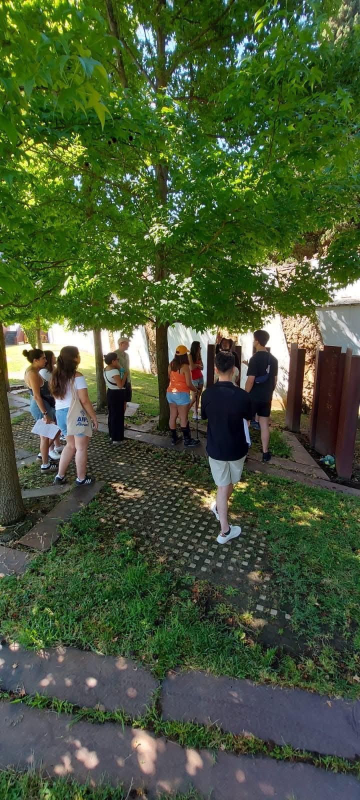 Fotogalería | Estudiantes de California conocen la Ruta de la Represión Franquista en Cáceres