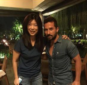 Peter Lim en Bali con un aficionado granota