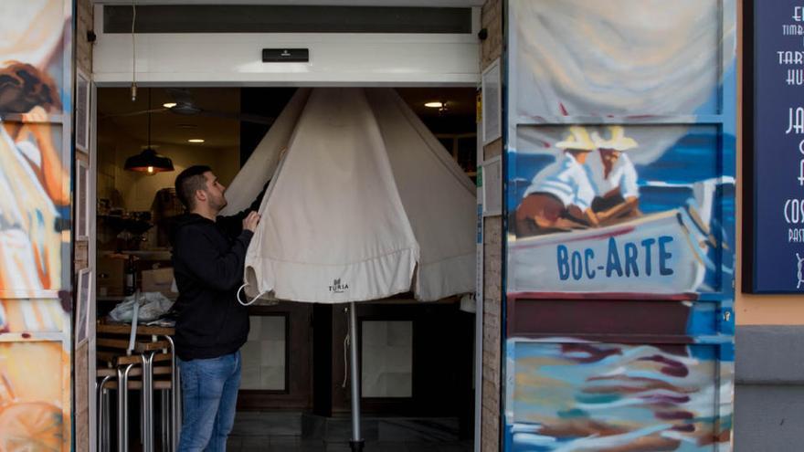 Un hombre se prepara para abrir un bar en Valencia.