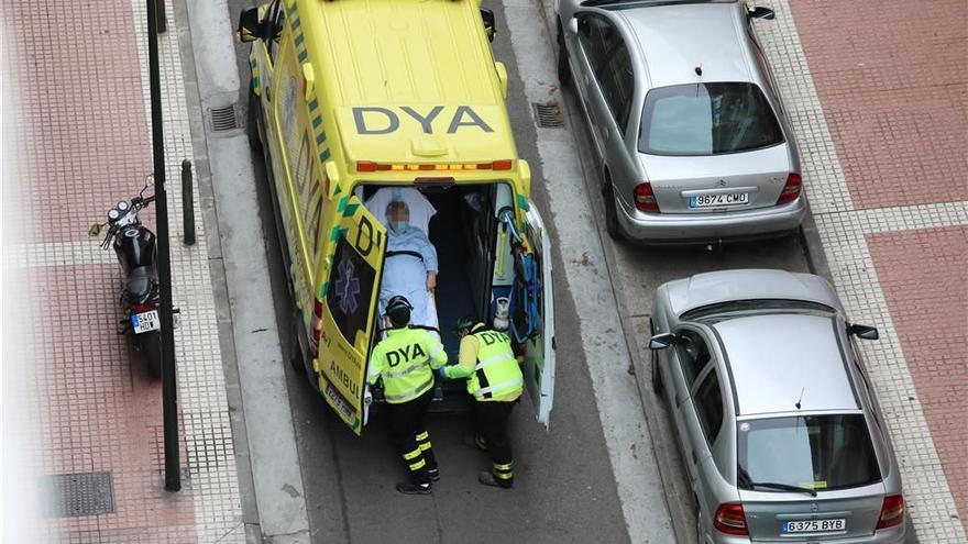 Una ambulancia traslada a un mayor durante los primeros meses de la pandemia, en Zaragoza.