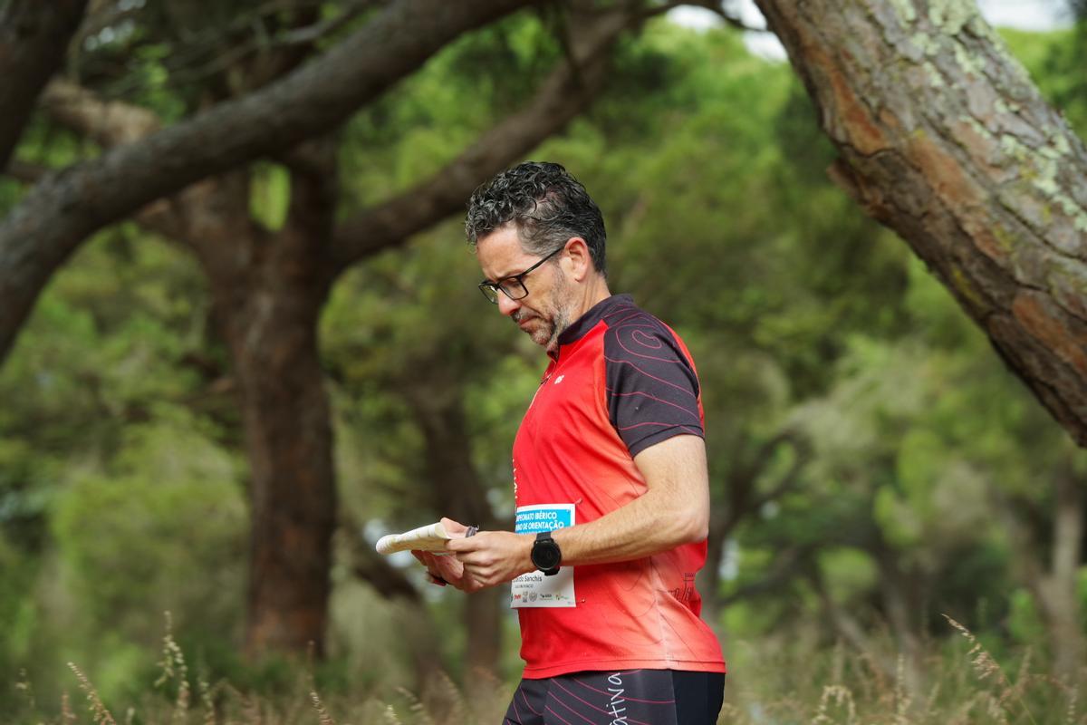 Un deportista del CAX Orientació en la prueba en Portugal.