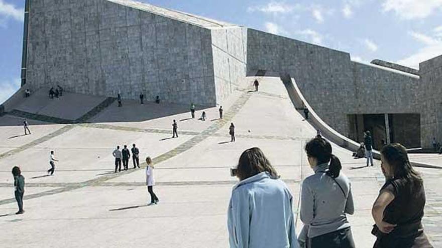 Turistas en la Cidade da Cultura.  // Xoán Álvarez