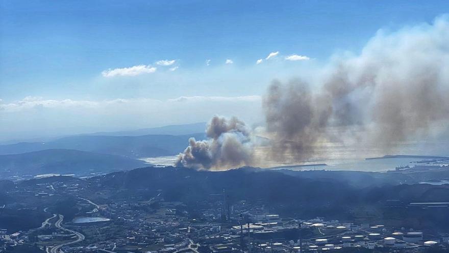 Incendio forestal en Suevos, en Arteixo