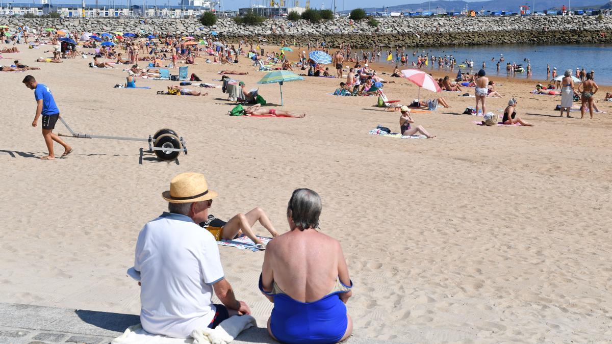 Las playas de A Coruña, abarrotadas con las mareas vivas