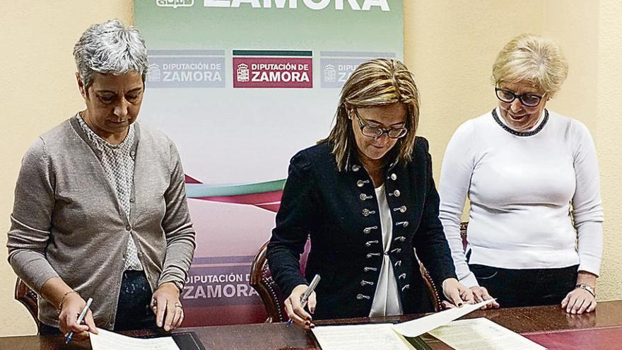 Asunción Sobejano, Mayte Martín Pozo y Maribel Escribano durante la firma del convenio.