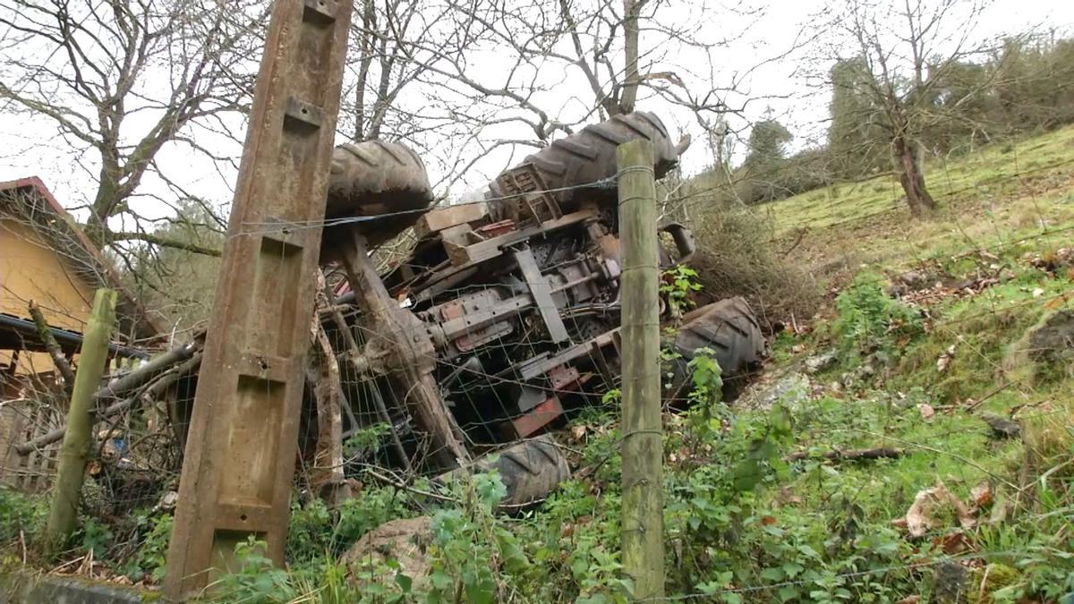 El tractor volcado en la carretera entre Perlín y Pintoria