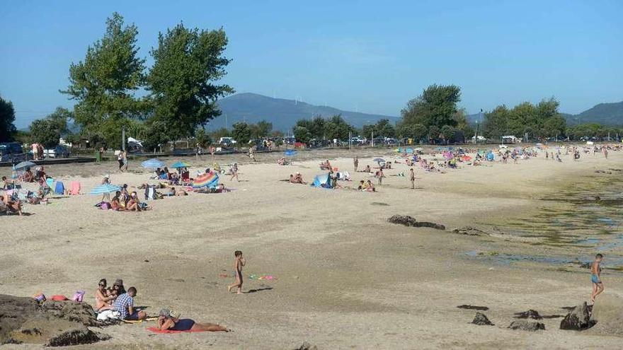 Parede do Bao sur es una de las playas más afectadas por el furtivismo de bañador este verano. // Noé Parga