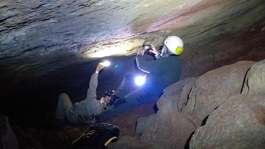 Arqueólogos de la Generalitat documentando el hallazgo realizado por los espeleólogos de Espeleoclub la Vall.