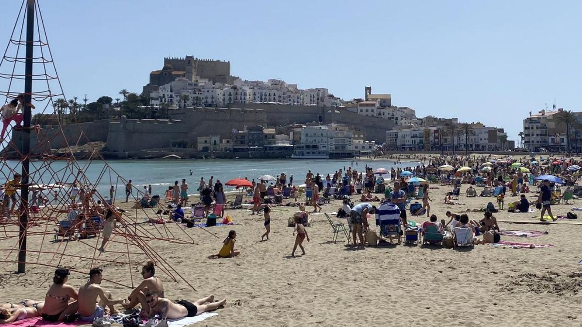 Las playas de Peñíscola registran estos días un elevado número de usuarios, coincidiendo con las altas temperaturas.  | MEDITERRÁNEO