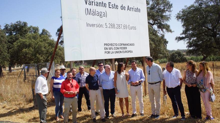 Moreno Bonilla, junto a otros cargos populares, ante el cartel que anuncia las obras.