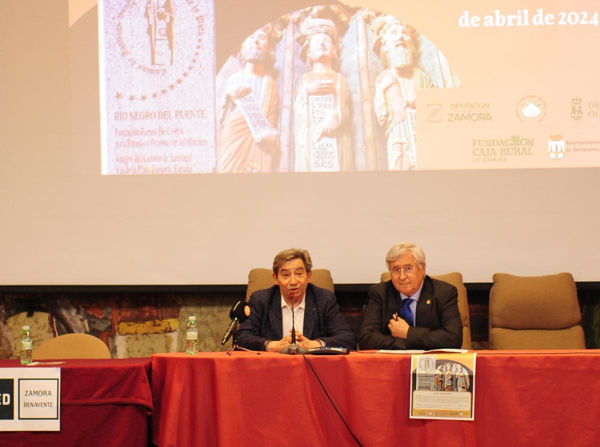 Juan Andrés Blanco y el catedrático y ponente, Jesús de Juana López.